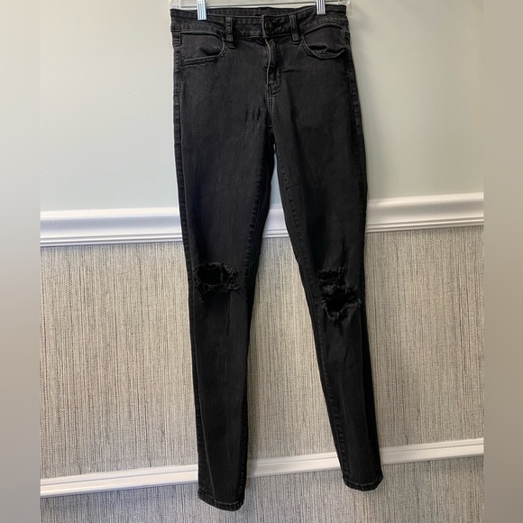 NWOT American Eagle women’s black distressed jegging jeans. Size 4R - Picture 9 of 9